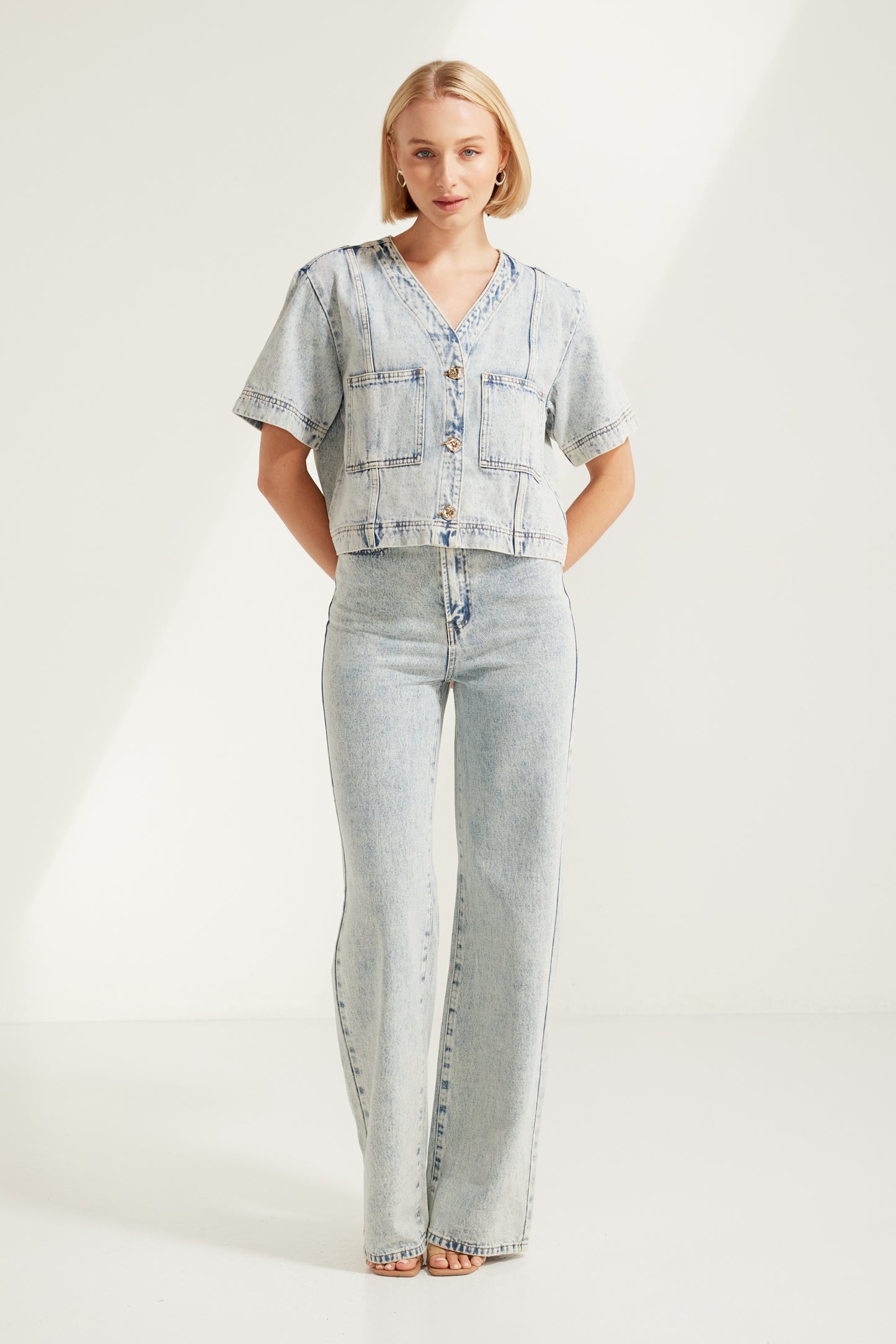 T3578 Alba Short Sleeve Denim Top in Blue Acid Wash. Australian women’s WHOLESALE SHORT SLEEVE TOPS. This is a denim Matching set come in short sleeve top and denim short.