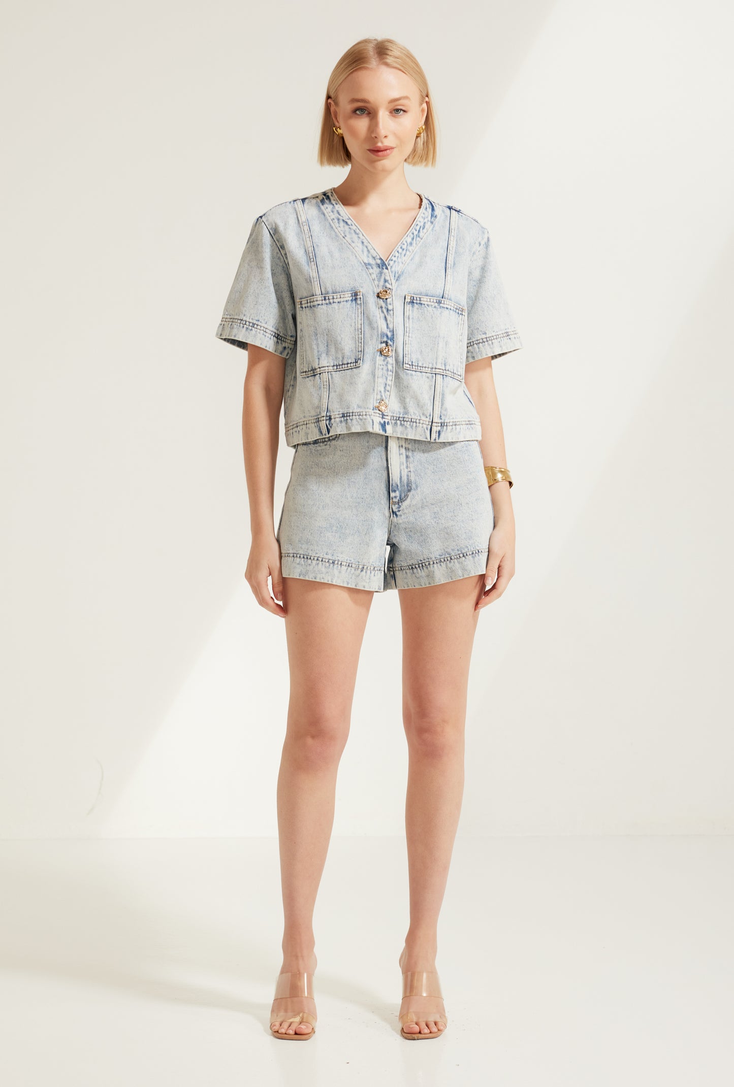T3578 Alba Short Sleeve Denim Top in Blue Acid Wash. Australian women’s WHOLESALE SHORT SLEEVE TOPS. This is a denim Matching set come in short sleeve top and denim short.