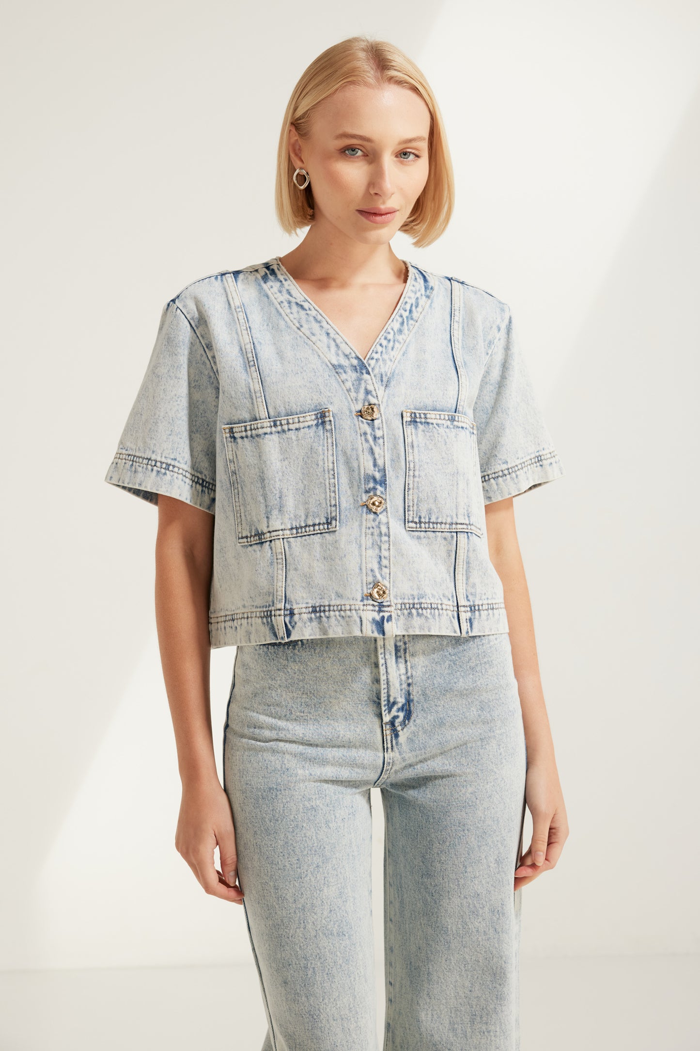 T3578 Alba Short Sleeve Denim Top in Blue Acid Wash. Australian women’s WHOLESALE SHORT SLEEVE TOPS. This is a denim Matching set come in short sleeve top and denim short.