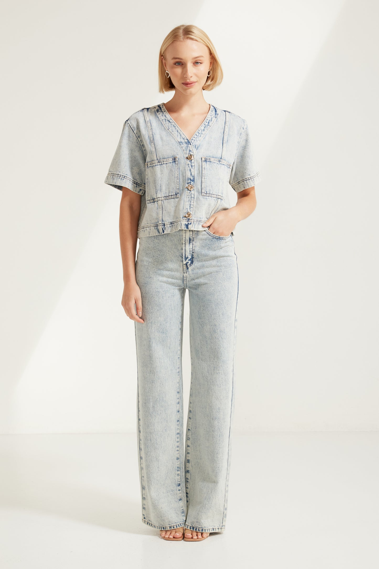 T3578 Alba Short Sleeve Denim Top in Blue Acid Wash. Australian women’s WHOLESALE SHORT SLEEVE TOPS. This is a denim Matching set come in short sleeve top and denim short.