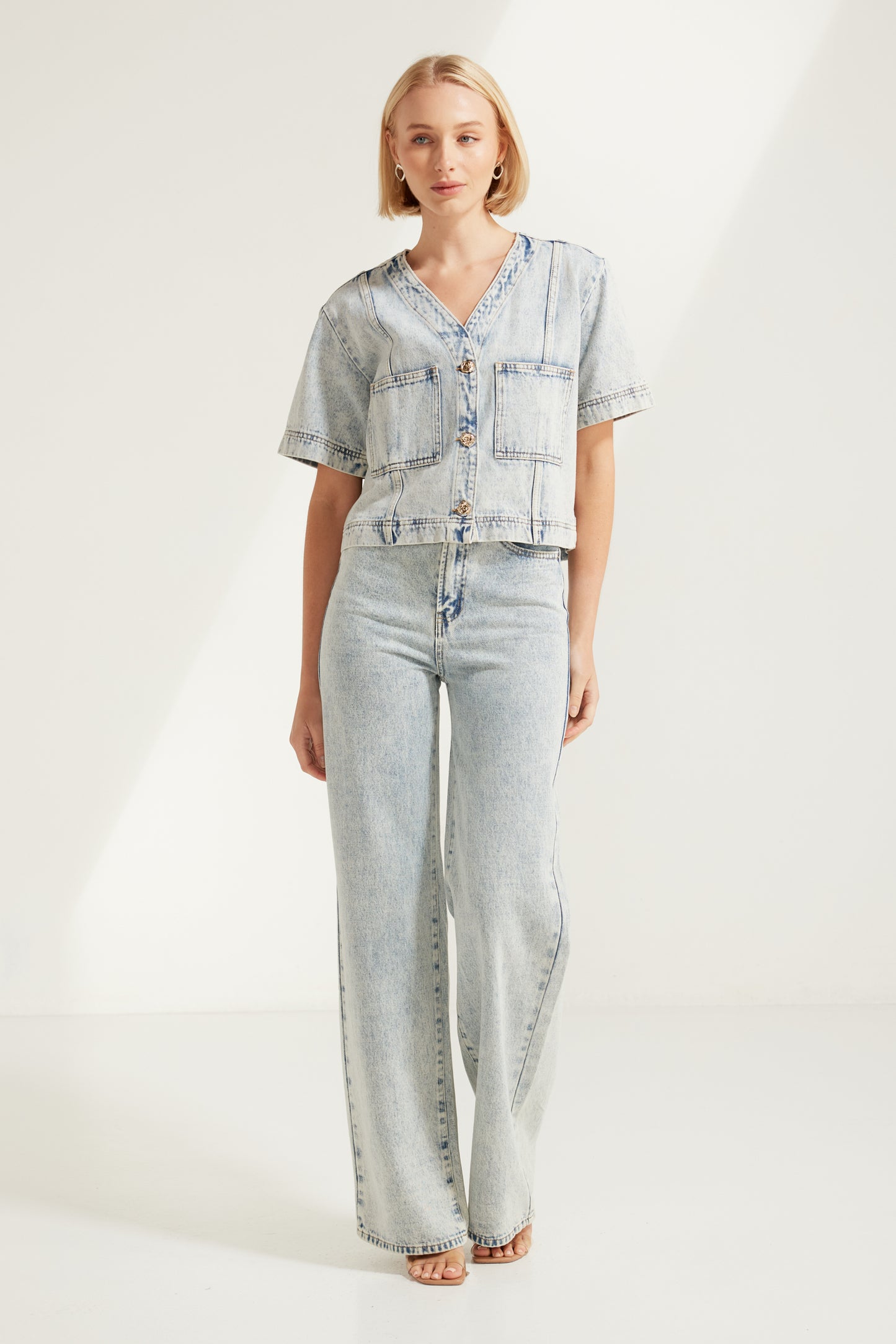 T3578 Alba Short Sleeve Denim Top in Blue Acid Wash. Australian women’s WHOLESALE SHORT SLEEVE TOPS. This is a denim Matching set come in short sleeve top and denim short.