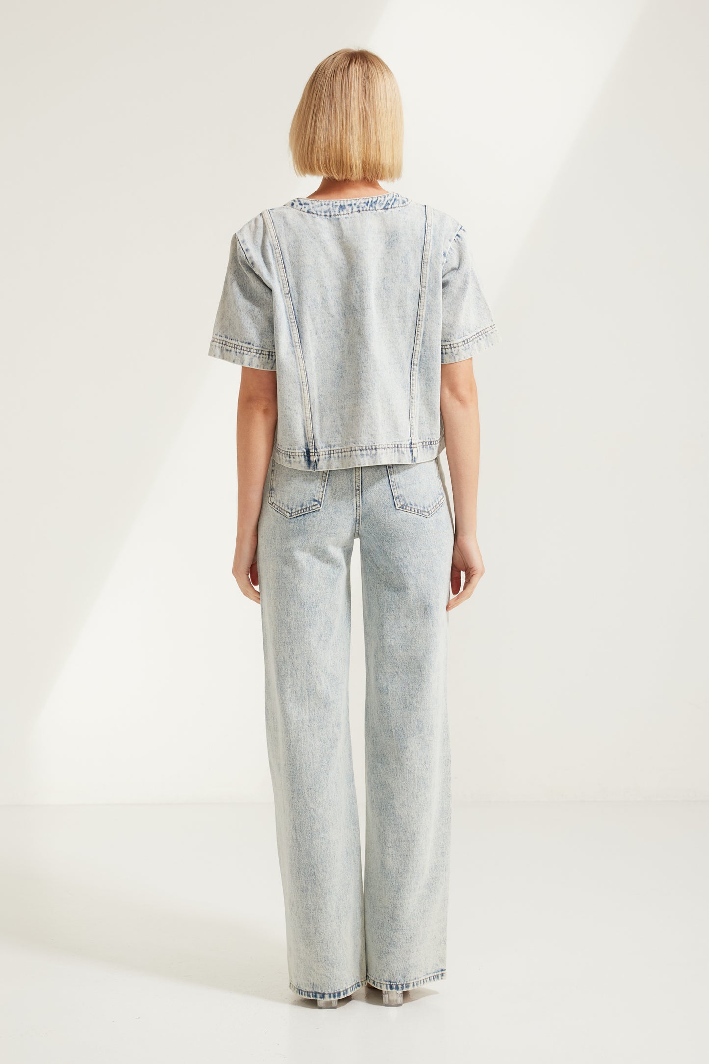 T3578 Alba Short Sleeve Denim Top in Blue Acid Wash. Australian women’s WHOLESALE SHORT SLEEVE TOPS. This is a denim Matching set come in short sleeve top and denim short.