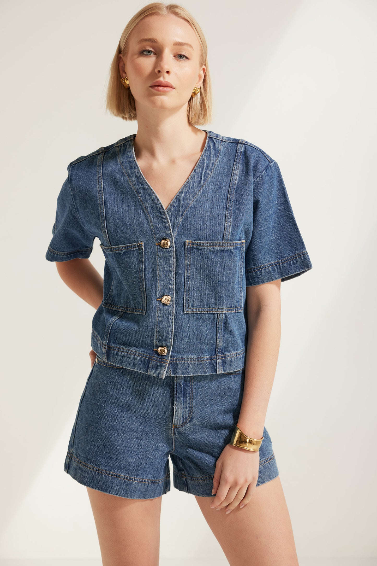T3578 Alba Short Sleeve Denim Top in Dark Blue. Australian women’s WHOLESALE SHORT SLEEVE TOPS. This is a denim Matching set come in short sleeve top and denim short.
