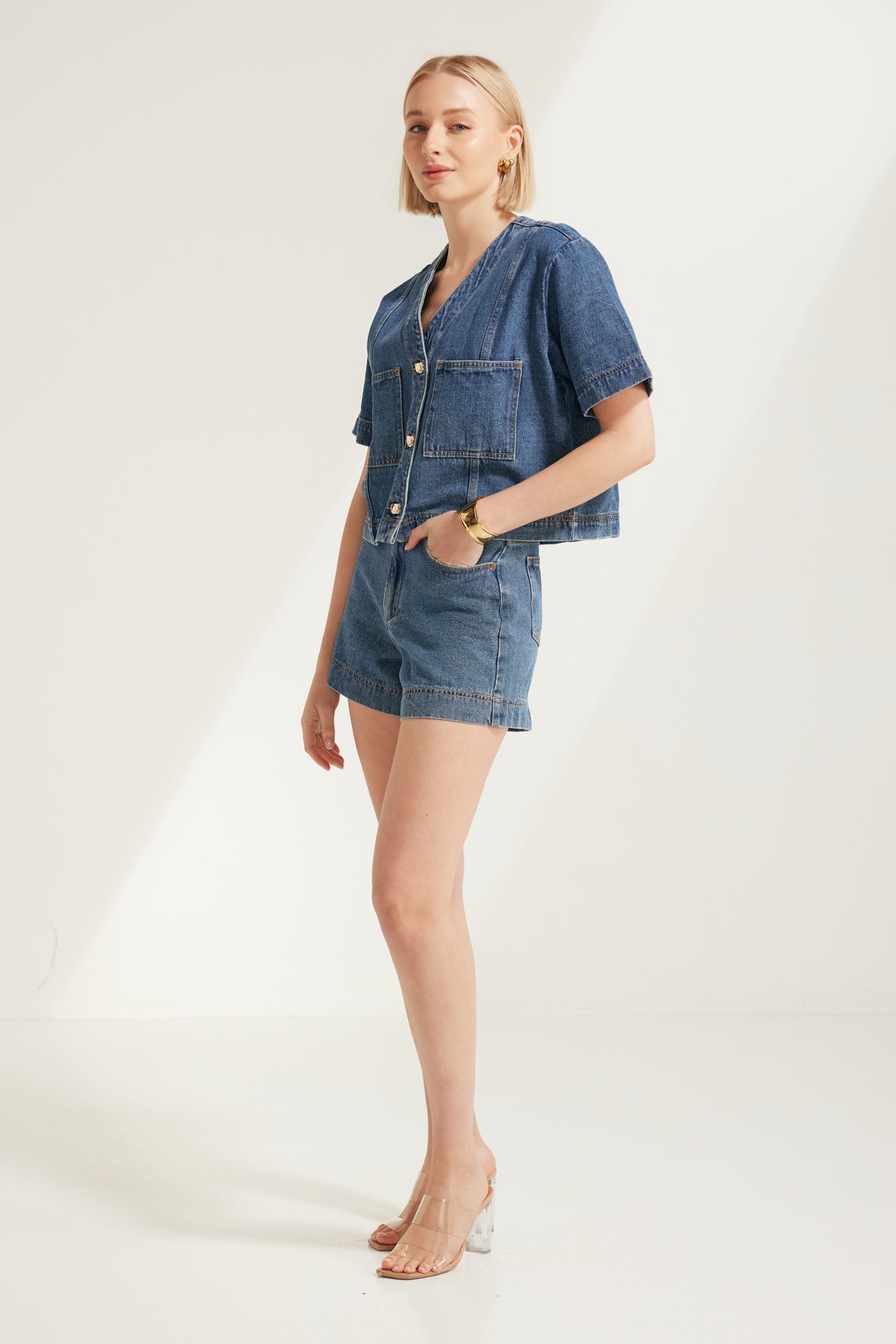 T3578 Alba Short Sleeve Denim Top in Dark Blue. Australian women’s WHOLESALE SHORT SLEEVE TOPS. This is a denim Matching set come in short sleeve top and denim short.