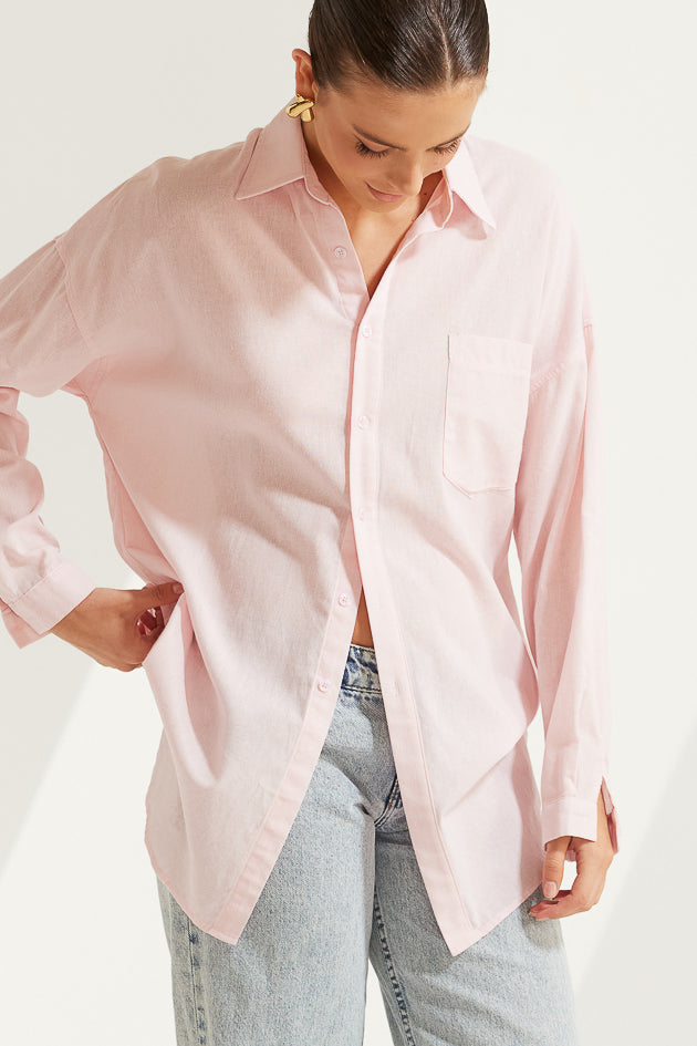 TF7319 Willow Oversized Linen Shirt Pink. Australian women’s fashion brand Rosebullet The Label Wholesale Collection, featuring trend driven dresses, tops, pants, skirts, skorts, shorts, knitwear, jumpsuits, playsuits, outerwear, restocked bestsellers, and more for modern boutiques.