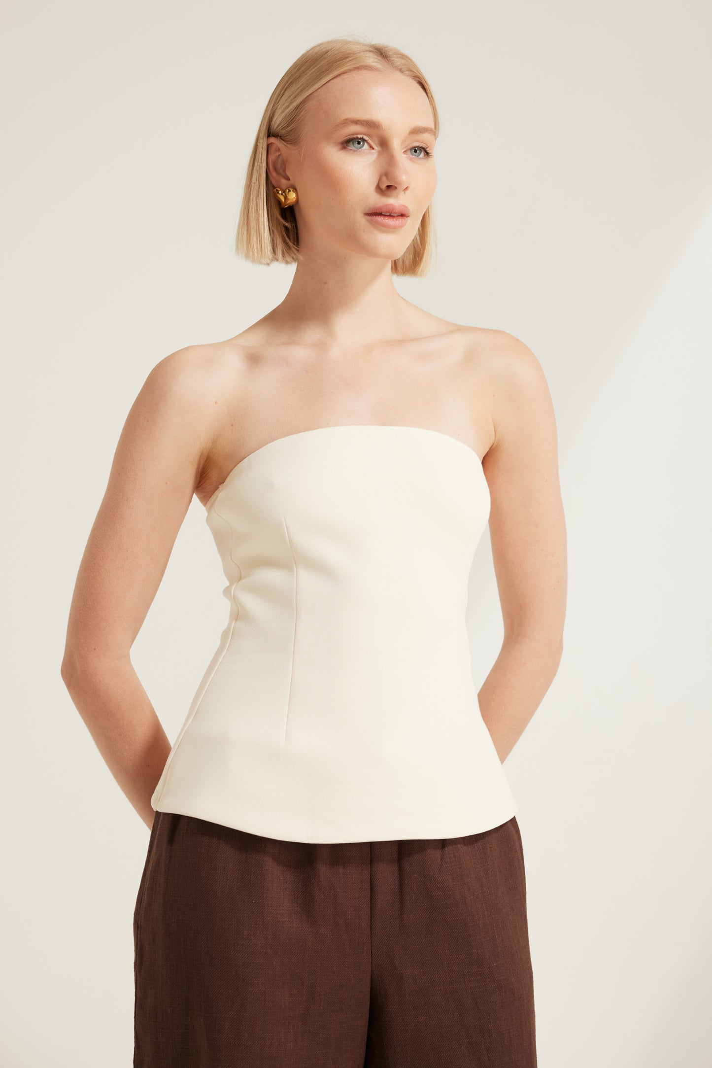 TL10600 Bianca Strapless Top Essential in Ivory. Australian women’s fashion brand BACK TO BASICS WHOLESALE FASHION COLLECTION. BACK TO BASICS is all about elevated essentials think comfy, easy to wear pieces that still look effortlessly stylish. Designed for your everyday life, our collections bring you relaxed, go to staples you’ll reach for again and again.by rosebullet the label