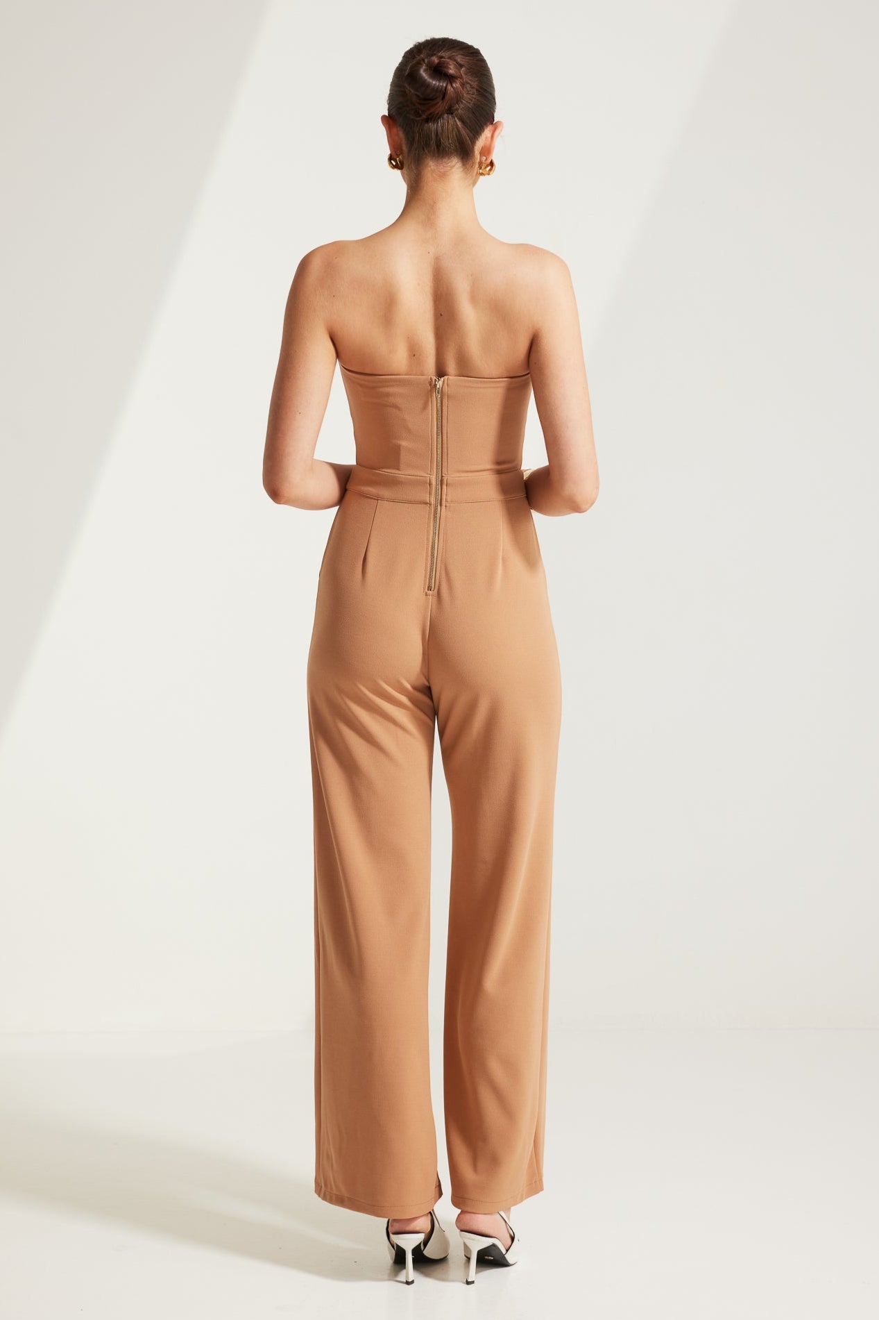 
TL9072-A Aliyah Cut Out Straight Leg Jumpsuit Tan. Australian women’s WHOLESALE PLAYSUITS/JUMPSUITS fashion from Rosebullet the label. Strapless Cut out jumpsuit.