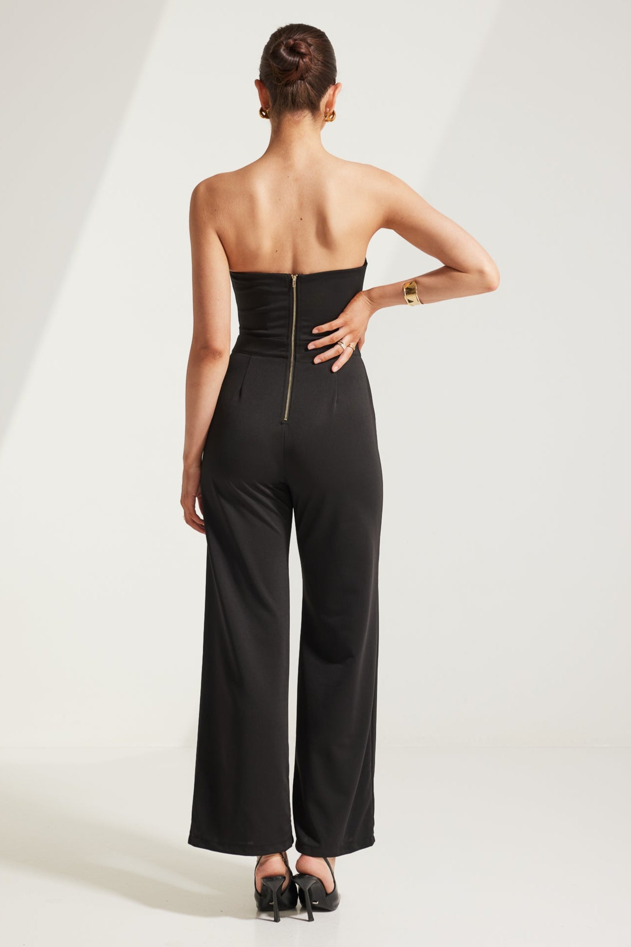 TL9072-A Aliyah Cut Out Straight Leg Jumpsuit Black. Australian women’s WHOLESALE PLAYSUITS/JUMPSUITS fashion from Rosebullet the label. Strapless Cut out jumpsuit.