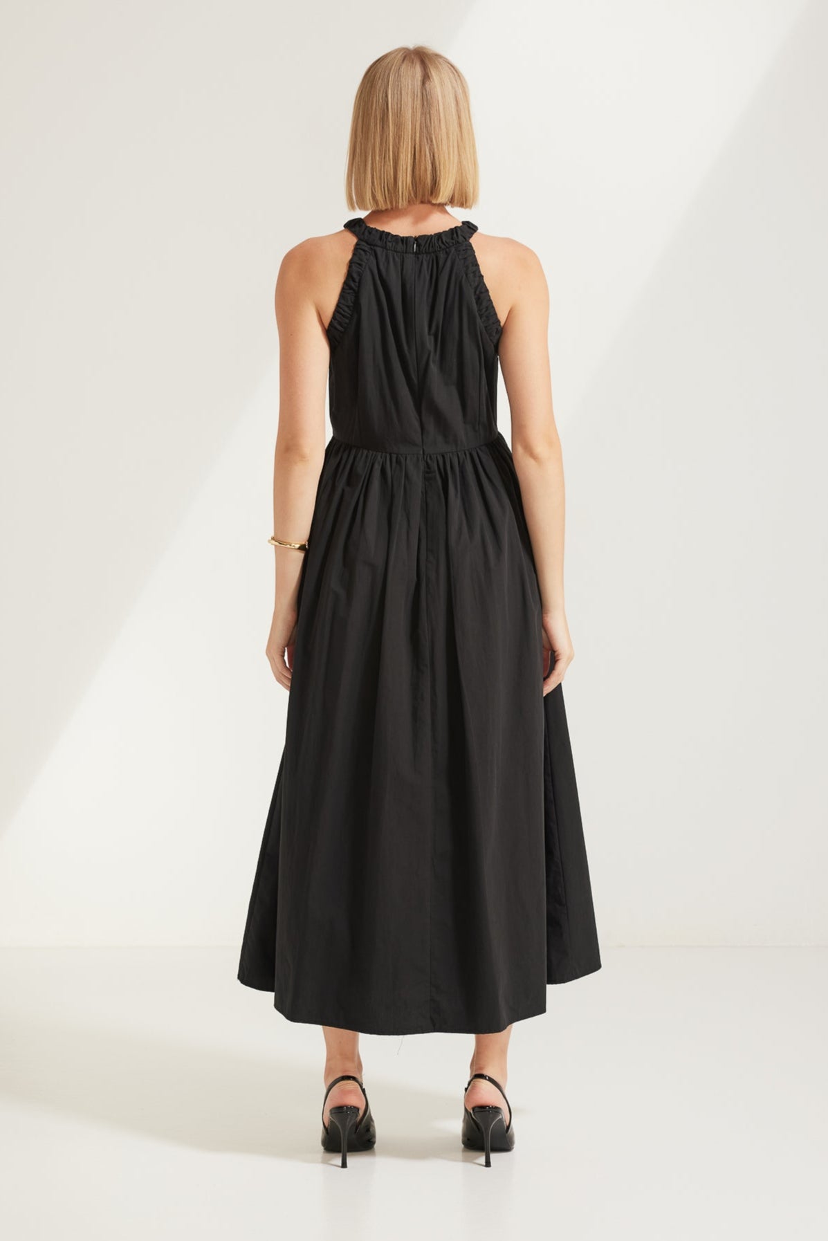 TW3932 Elaina Race Neckline Dress in Black. WHOLESALE MIDI DRESSES from Rosebullet The Label, a Melbourne based women's fashion wholesaler and manufacturer. Designed for every occasion, from casual dresses and weekend getaways to parties.
