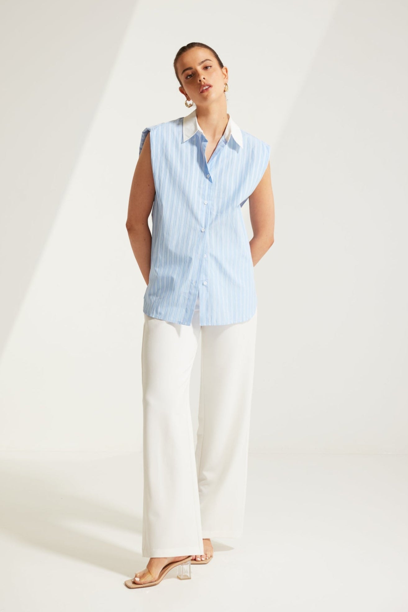 TW4273 Della Contrast Sleeveless Shirt Blue/White. Australian women’s fashion brand Rosebullet The Label Wholesale Collection, featuring trend driven dresses, tops, pants, skirts, skorts, shorts, knitwear, jumpsuits, playsuits, outerwear, restocked bestsellers, and more for modern boutiques.