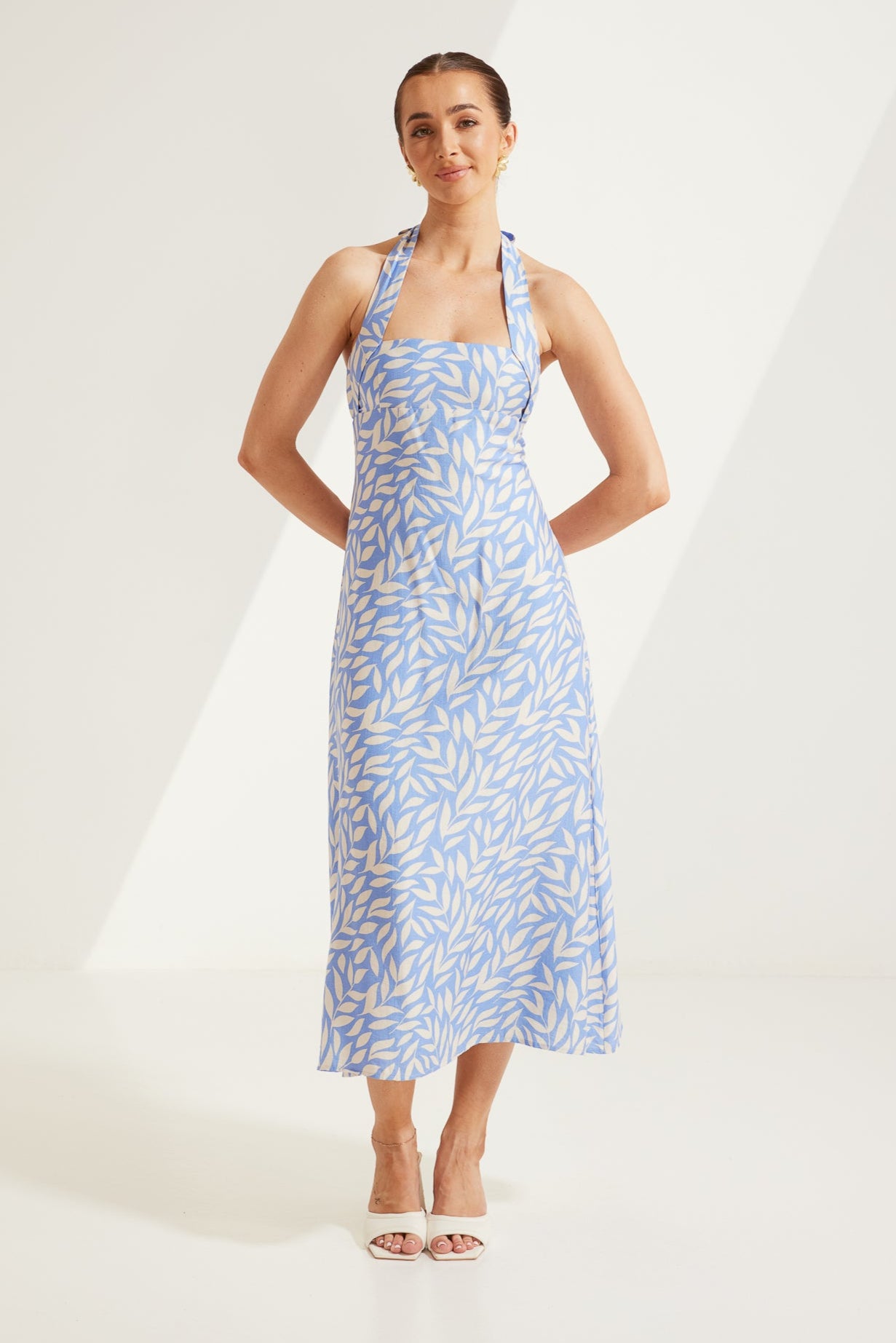 TW4313A Azalea Leaf Printed Midi Dress in Blue/White. WHOLESALE MIDI DRESSES from Rosebullet The Label, a Melbourne based women's fashion wholesaler and manufacturer. Designed for every occasion, from casual dresses and weekend getaways to parties, events, and special occasions.