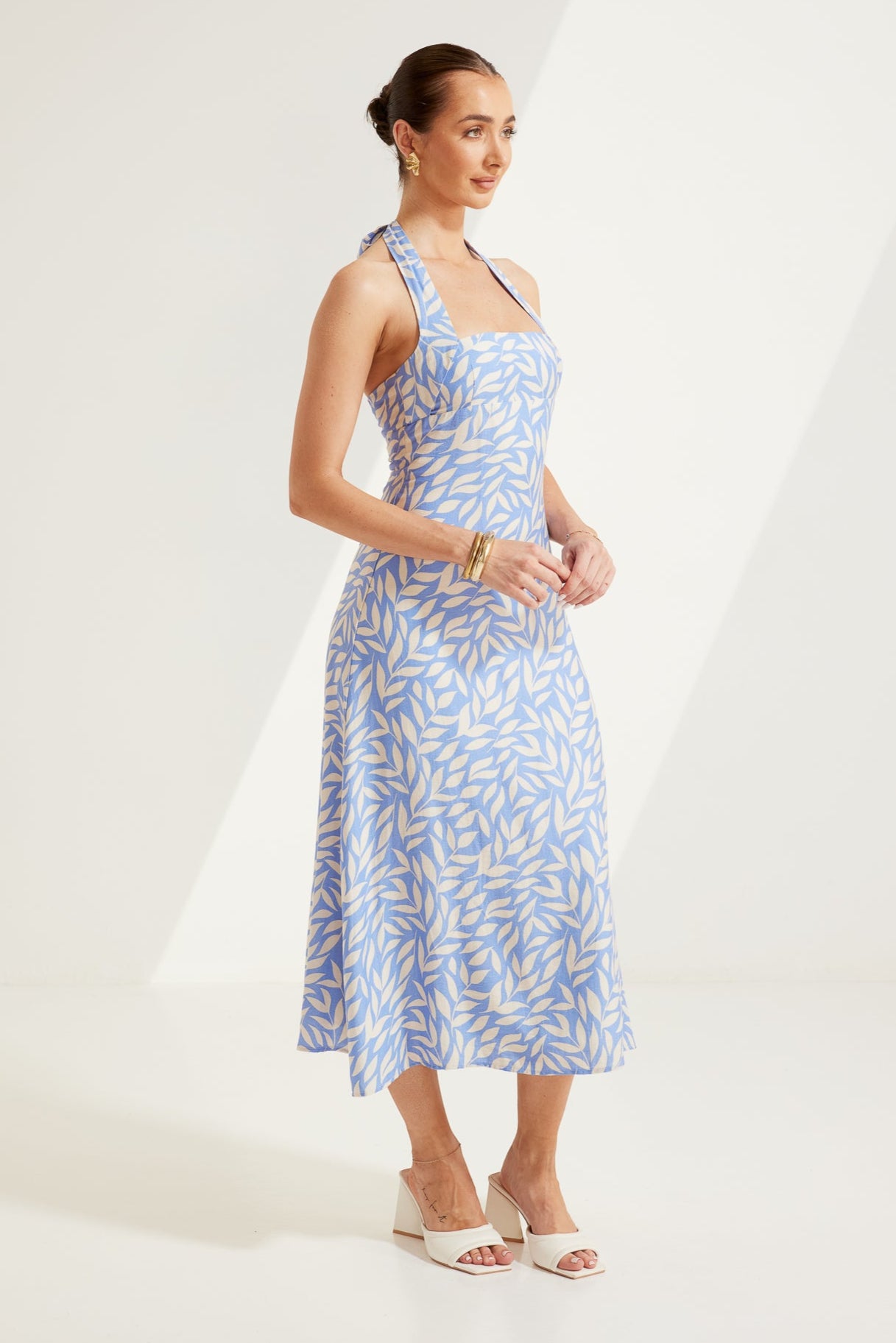 TW4313A Azalea Leaf Printed Midi Dress in Blue/White. WHOLESALE MIDI DRESSES from Rosebullet The Label, a Melbourne based women's fashion wholesaler and manufacturer. Designed for every occasion, from casual dresses and weekend getaways to parties.
