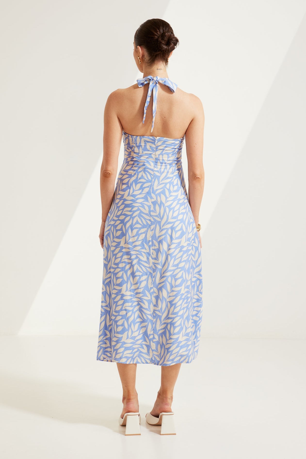 TW4313A Azalea Leaf Printed Midi Dress in Blue/White. WHOLESALE MIDI DRESSES from Rosebullet The Label, a Melbourne based women's fashion wholesaler and manufacturer. Designed for every occasion, from casual dresses and weekend getaways to parties.
