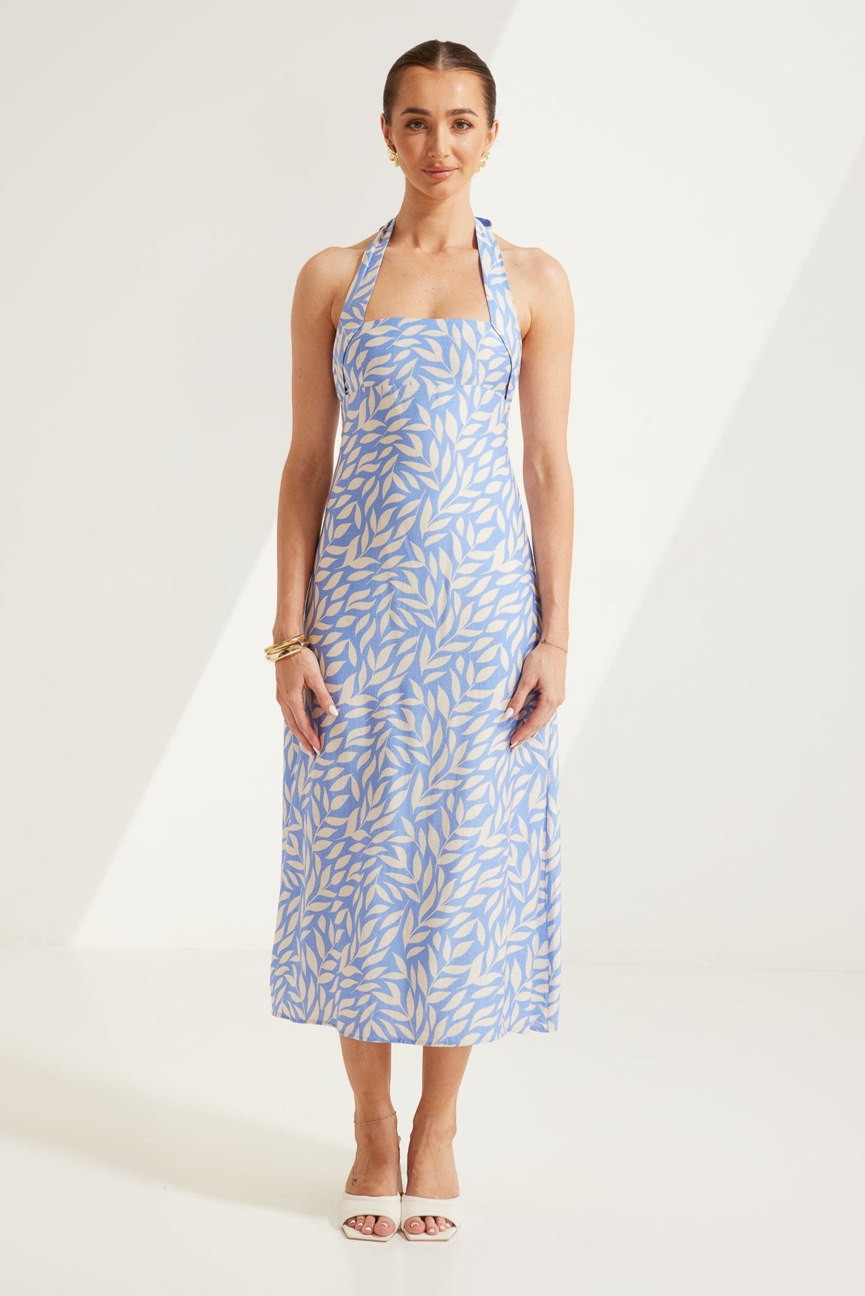 TW4313A Azalea Leaf Printed Midi Dress in Blue/White. WHOLESALE MIDI DRESSES from Rosebullet The Label, a Melbourne based women's fashion wholesaler and manufacturer. Designed for every occasion, from casual dresses and weekend getaways to parties.