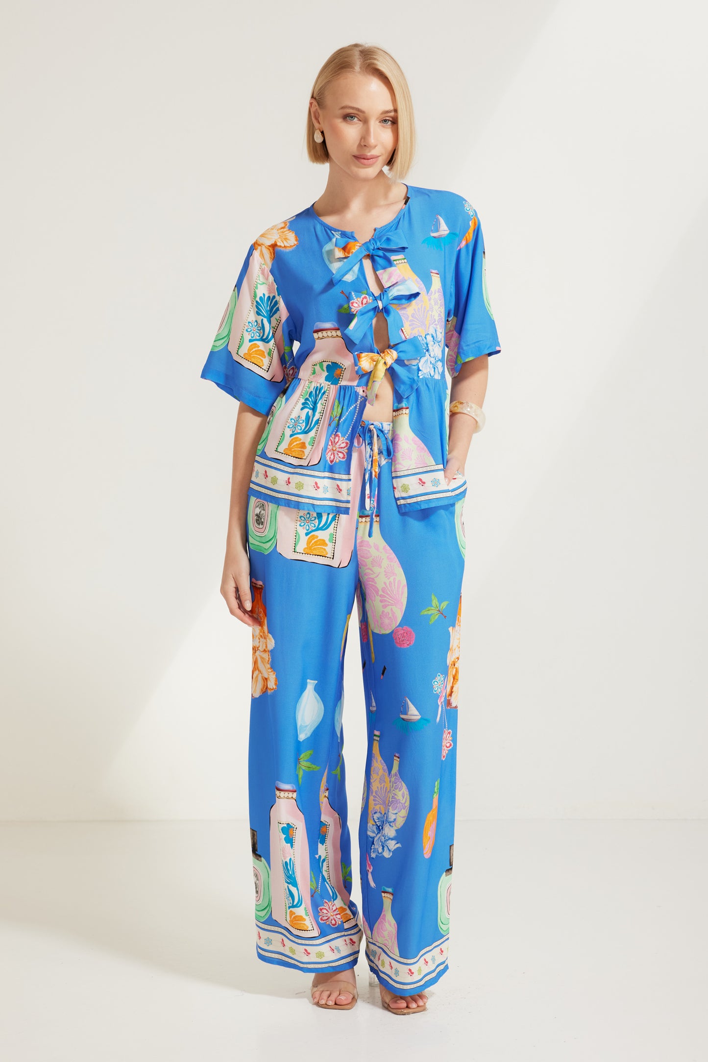 TW4320E Perfume Dreams Tie Front Top Blue Print. Australian women’s WHOLESALE SHORT SLEEVE TOPS. This is a Perfume Dreams come in collection with matching sleeveless top, pant, short, jumpsuit, mini dress.