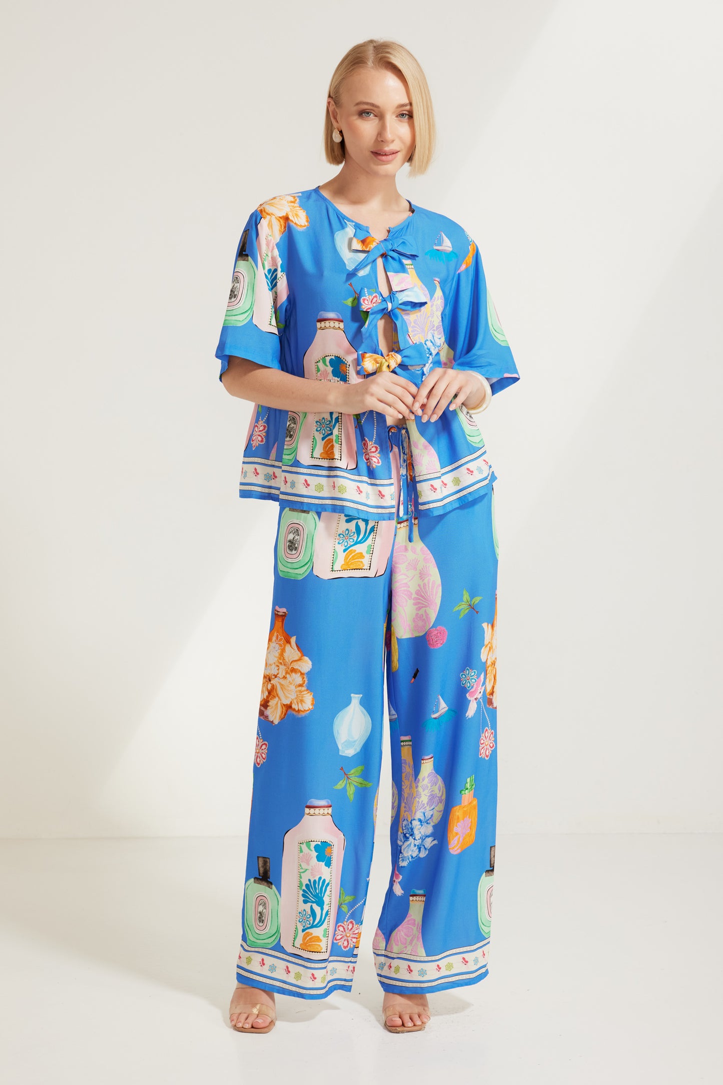 TW4320E Perfume Dreams Tie Front Top Blue Print. Australian women’s WHOLESALE SHORT SLEEVE TOPS. This is a Perfume Dreams come in collection with matching sleeveless top, pant, short, jumpsuit, mini dress.