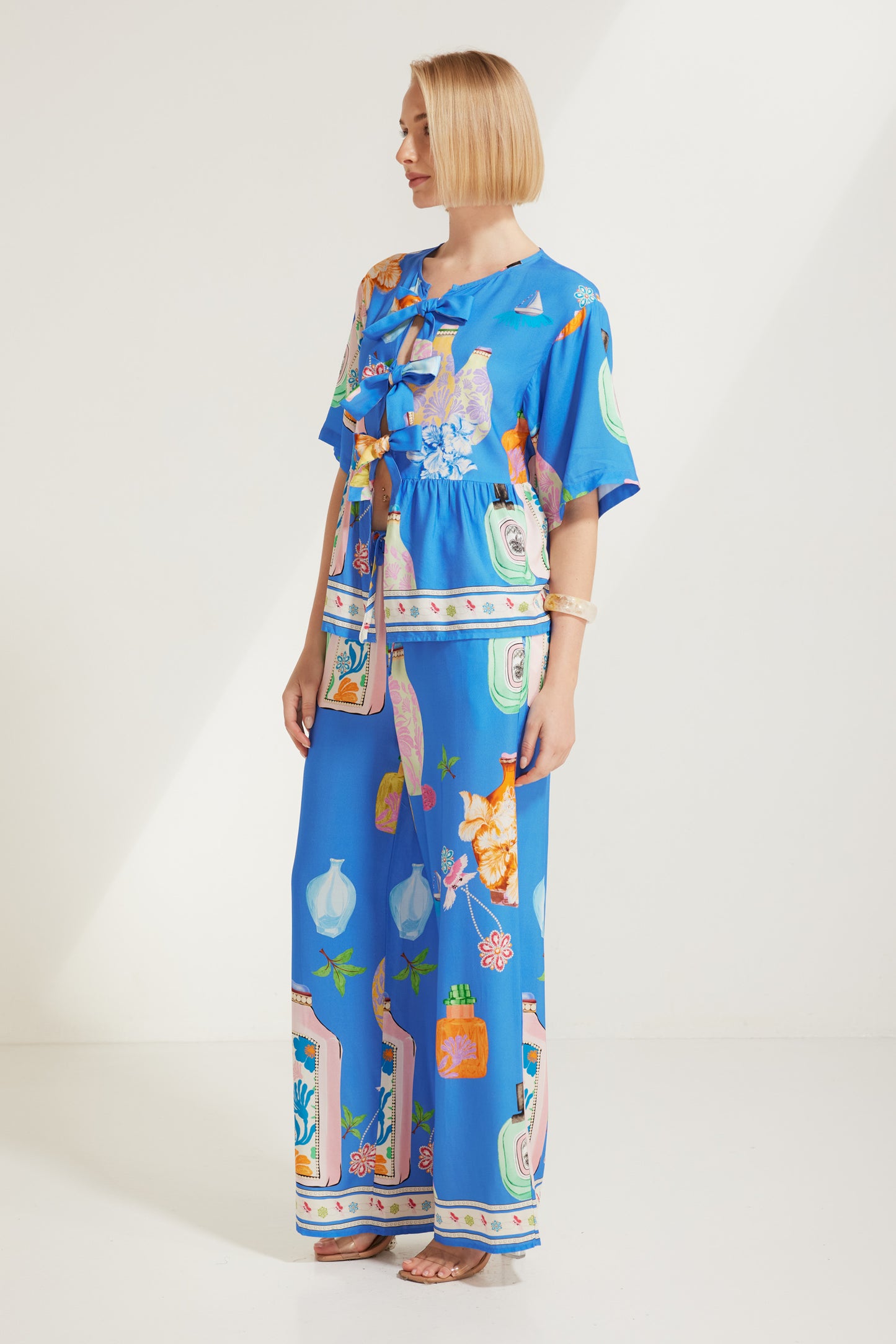 TW4320E Perfume Dreams Tie Front Top Blue Print. Australian women’s WHOLESALE SHORT SLEEVE TOPS. This is a Perfume Dreams come in collection with matching sleeveless top, pant, short, jumpsuit, mini dress.