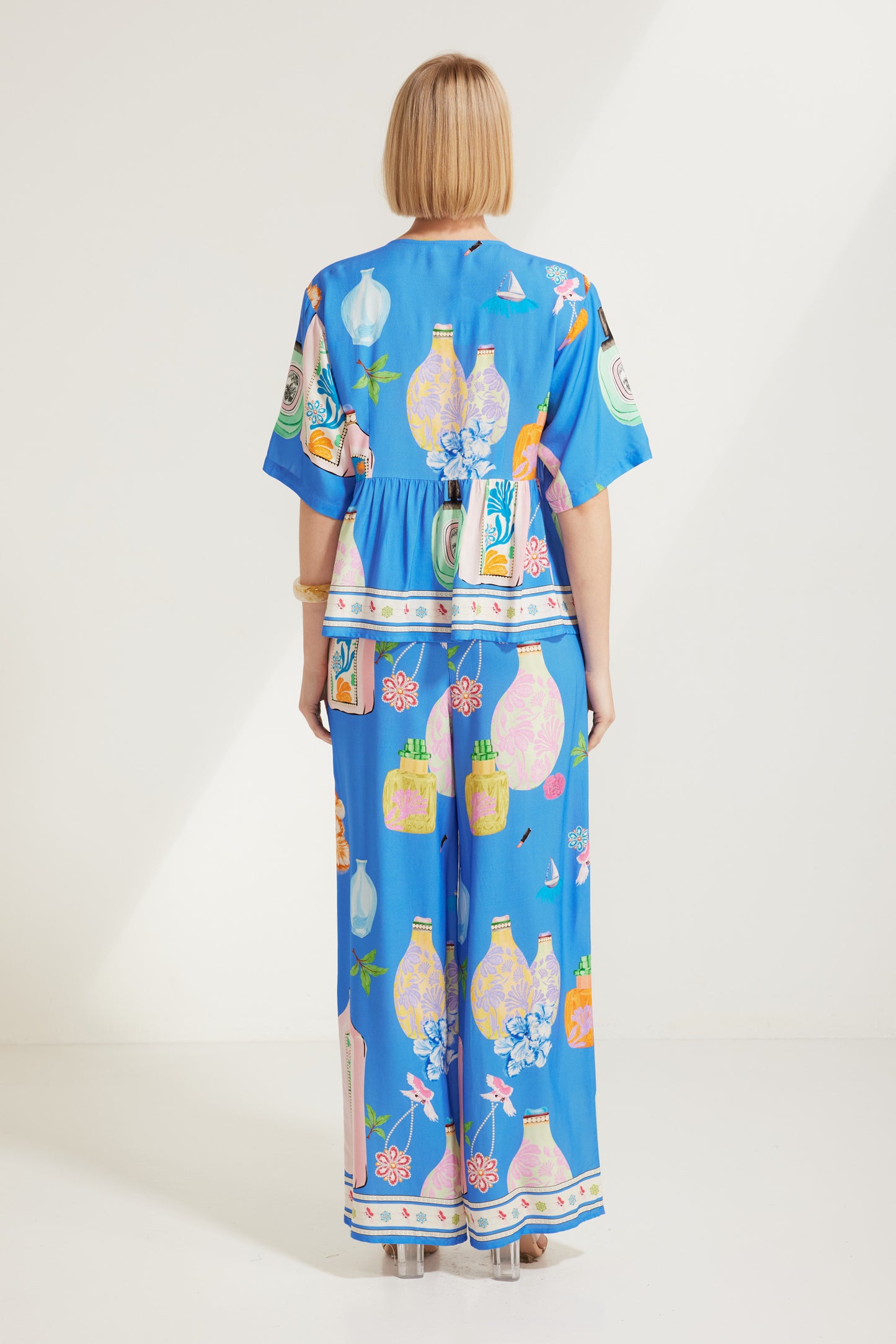 TW4320E Perfume Dreams Tie Front Top Blue Print. Australian women’s WHOLESALE SHORT SLEEVE TOPS. This is a Perfume Dreams come in collection with matching sleeveless top, pant, short, jumpsuit, mini dress.