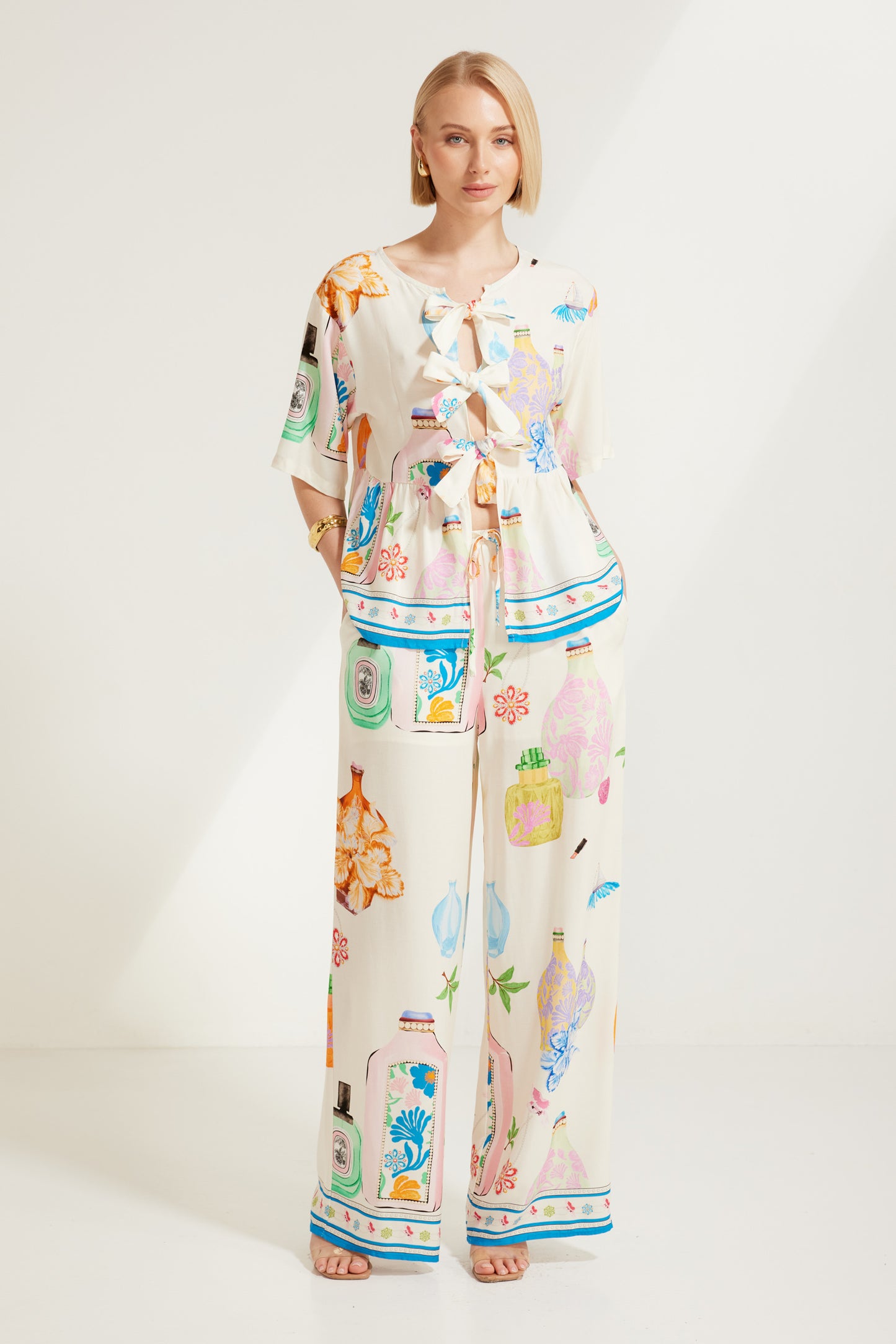 TW4320E Perfume Dreams Tie Front Top in White Print. Australian women’s WHOLESALE SHORT SLEEVE TOPS. This is a Perfume Dreams come in collection with matching sleeveless top, pant, short, jumpsuit, mini dress.