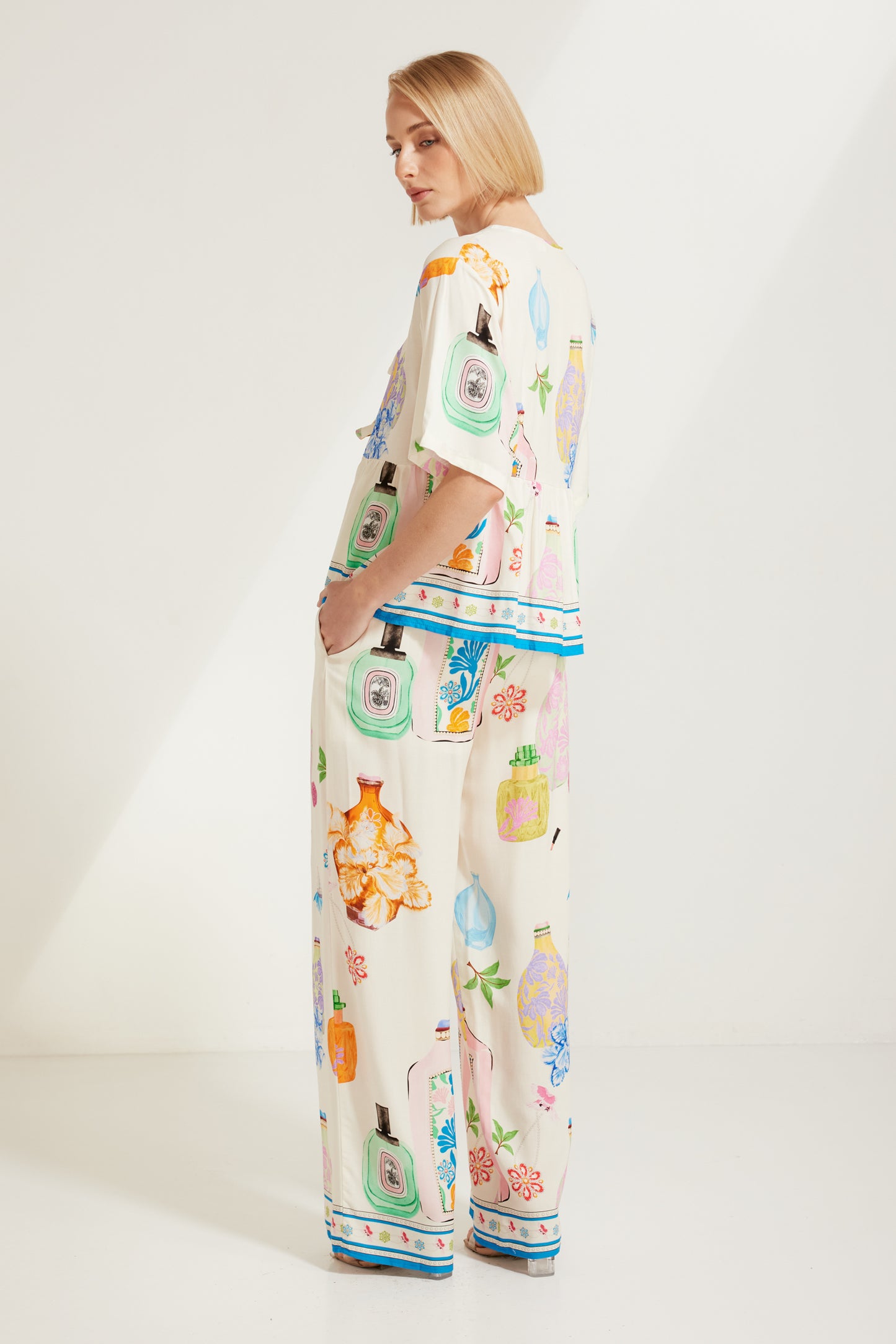 TW4320E Perfume Dreams Tie Front Top in White Print. Australian women’s WHOLESALE SHORT SLEEVE TOPS. This is a Perfume Dreams come in collection with matching sleeveless top, pant, short, jumpsuit, mini dress.