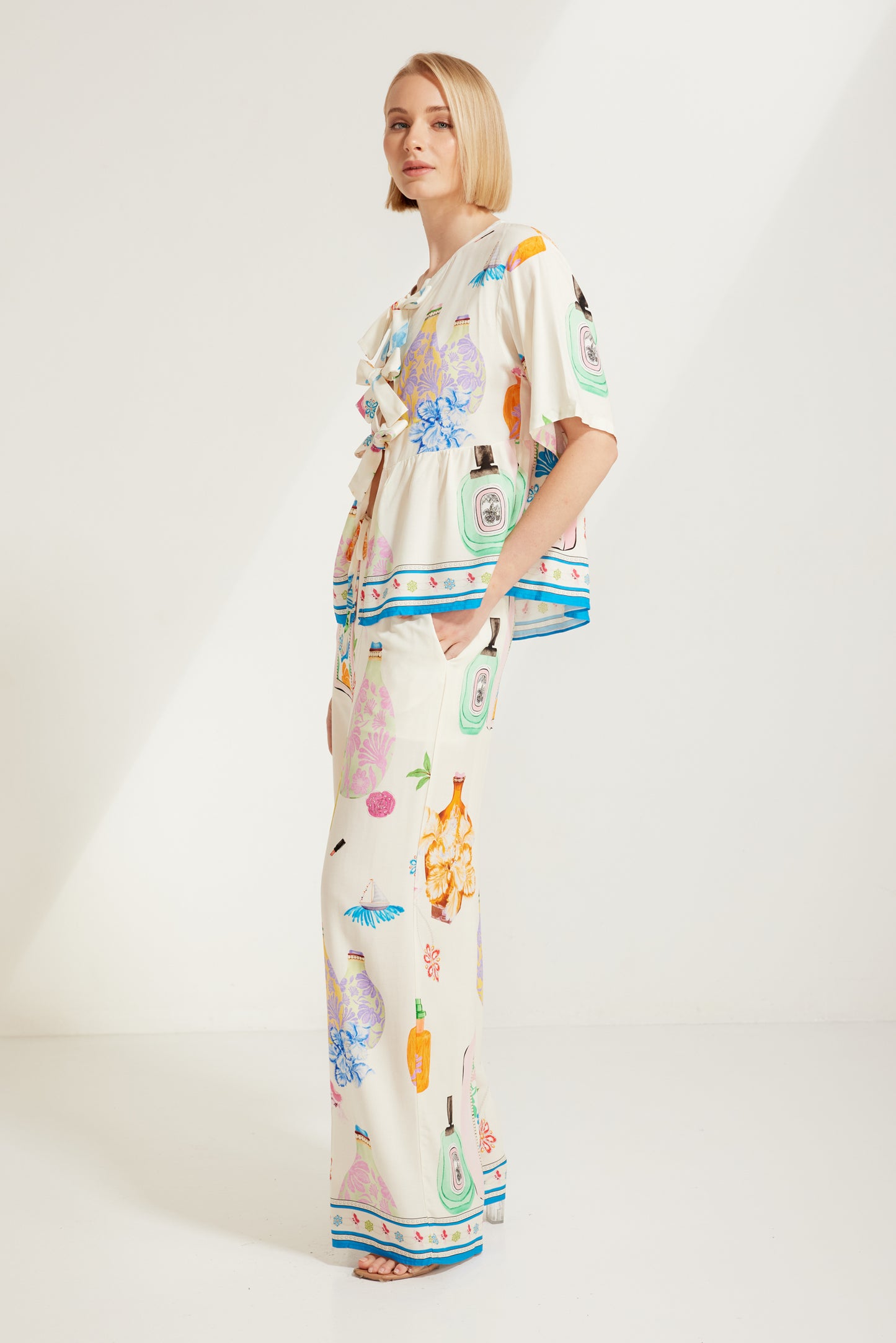 TW4320E Perfume Dreams Tie Front Top in White Print. Australian women’s WHOLESALE SHORT SLEEVE TOPS. This is a Perfume Dreams come in collection with matching sleeveless top, pant, short, jumpsuit, mini dress.