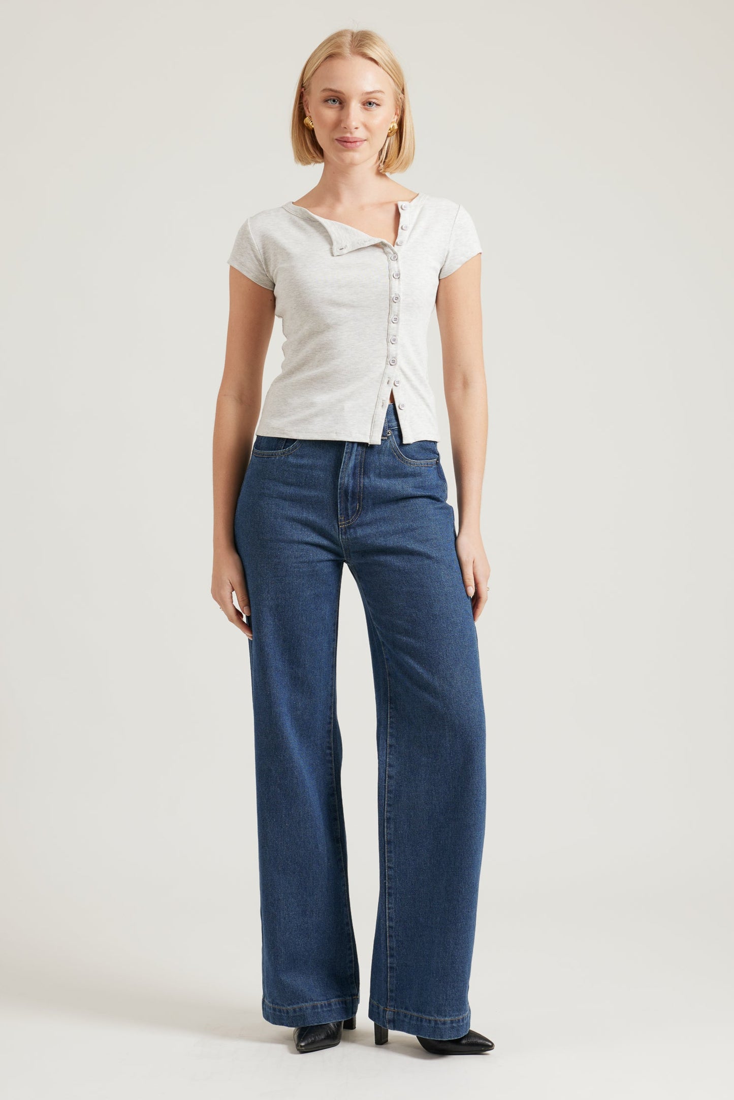 TW4586 Tru Buttons Down T Shirt in Light Grey. Australian women’s fashion brand BACK TO BASICS WHOLESALE FASHION COLLECTION. BACK TO BASICS is all about elevated essentials think comfy, easy to wear pieces that still look effortlessly stylish. Designed for your everyday life, our collections bring you relaxed, go to staples you’ll reach for again and again.by rosebullet the label