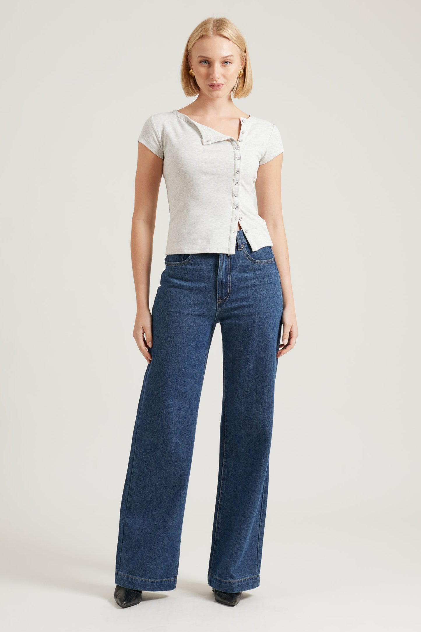 TW4586 Tru Buttons Down T Shirt in Light Grey. Australian women’s fashion brand BACK TO BASICS WHOLESALE FASHION COLLECTION. BACK TO BASICS is all about elevated essentials think comfy, easy to wear pieces that still look effortlessly stylish. Designed for your everyday life, our collections bring you relaxed, go to staples you’ll reach for again and again.by rosebullet the label