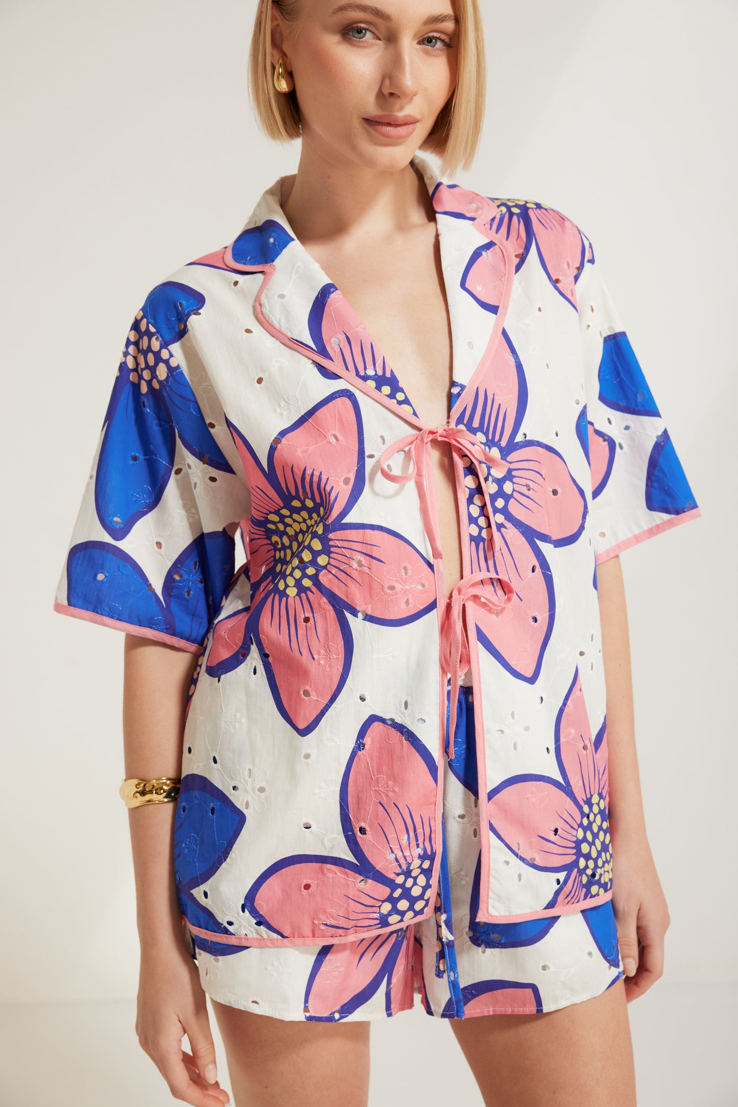 TW4733 Botanic Eyelet Bloom Short Sleeve Top Blue/White. Australian women’s WHOLESALE SHORT SLEEVE TOPS. This is a Botanic Eyelet Bloom Matching set come in short sleeve top and Short.