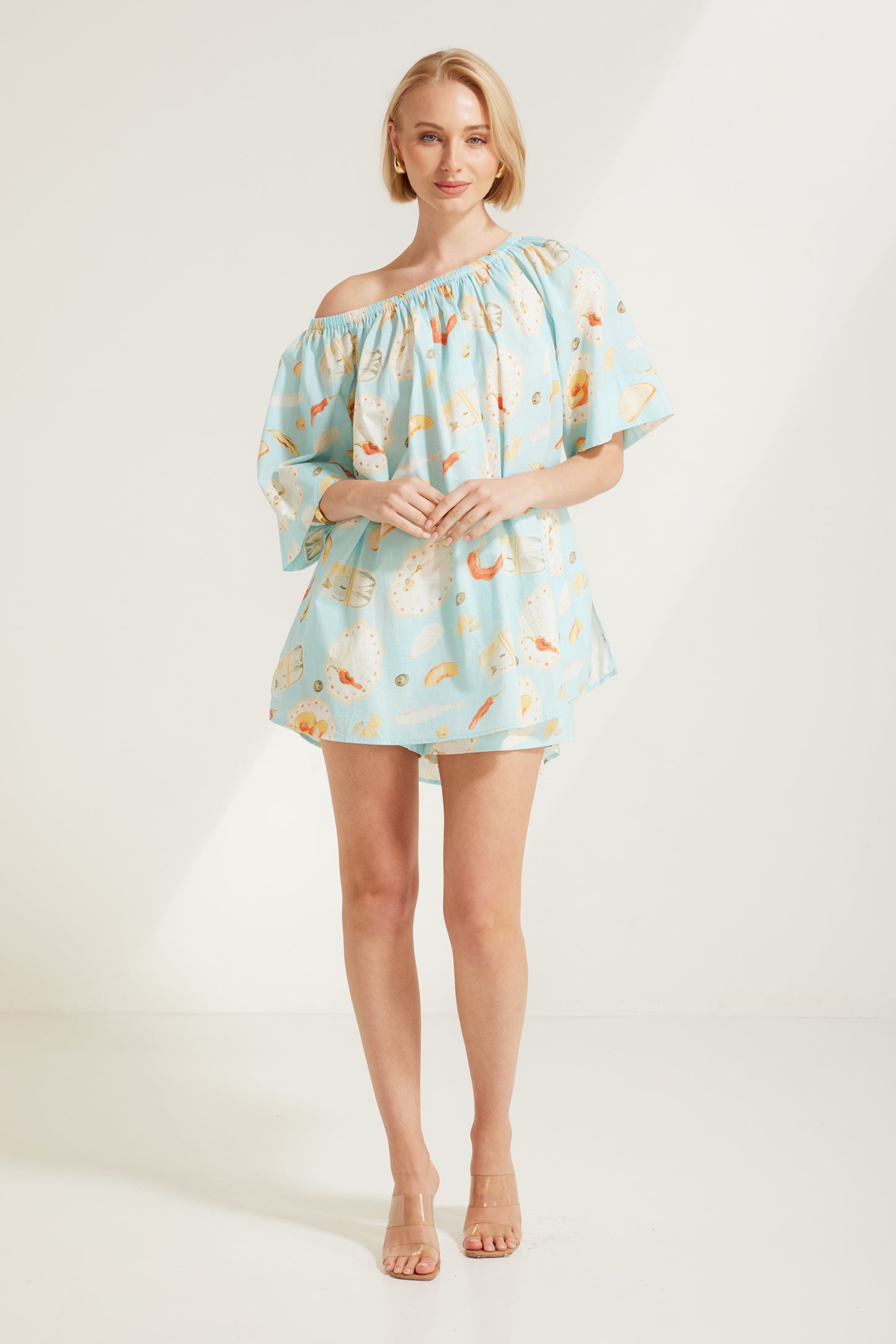 TW4796A Vogue Print Off Shoulder Top Blue Print. Australian women’s PARAISO WHOLESALE FASHION COLLECTION fashion from Rosebullet the label. Paraiso is a fresh new label designed for the dreamers, the beach lovers, and the laid-back souls. Inspired by the feeling of being on holiday, we create breezy, relaxed pieces that are easy to wear and made to flatter every body and inspire confidence in every moment.
