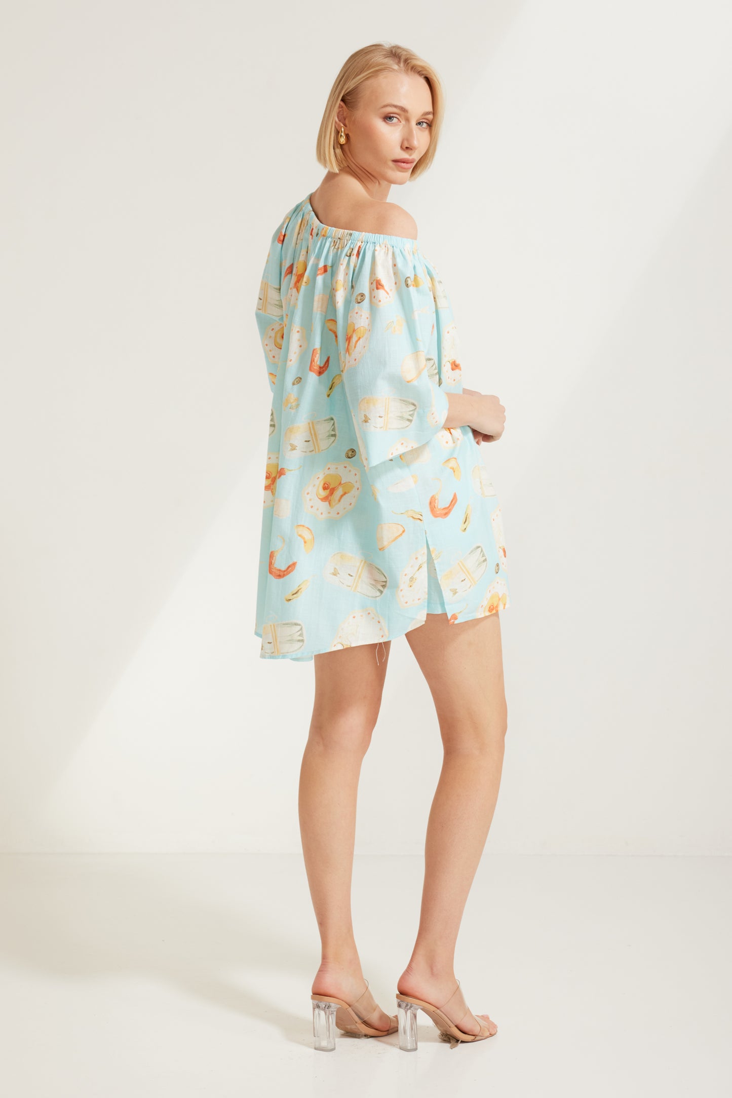 TW4796A Vogue Print Off Shoulder Top Blue Print. Australian women’s PARAISO WHOLESALE FASHION COLLECTION fashion from Rosebullet the label. Paraiso is a fresh new label designed for the dreamers, the beach lovers, and the laid-back souls. Inspired by the feeling of being on holiday, we create breezy, relaxed pieces that are easy to wear and made to flatter every body and inspire confidence in every moment.