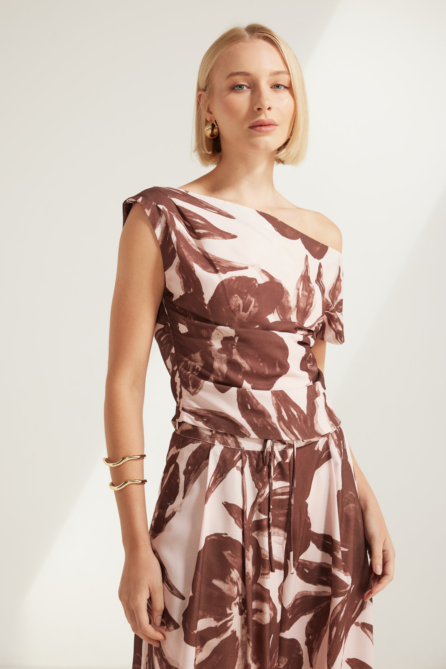 TW4902F Junia Print Off Shoulder Top in Pink/Choco. Australian women’s WHOLESALE TOPS. This is a Matching set come in sleeveless top and wide leg pant.
