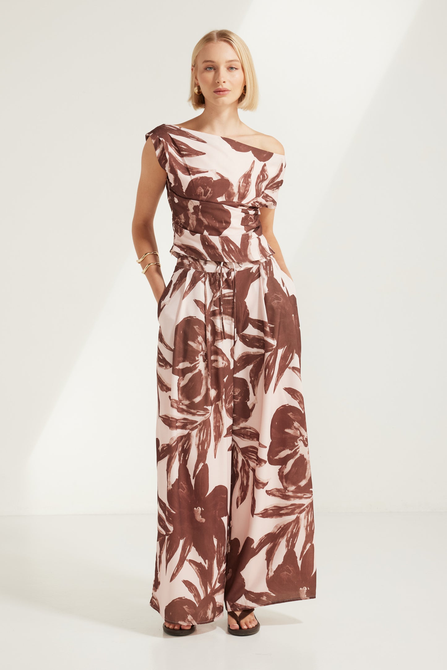 TW4902F Junia Print Off Shoulder Top in Pink/Choco. Australian women’s WHOLESALE TOPS. This is a Matching set come in sleeveless top and wide leg pant.