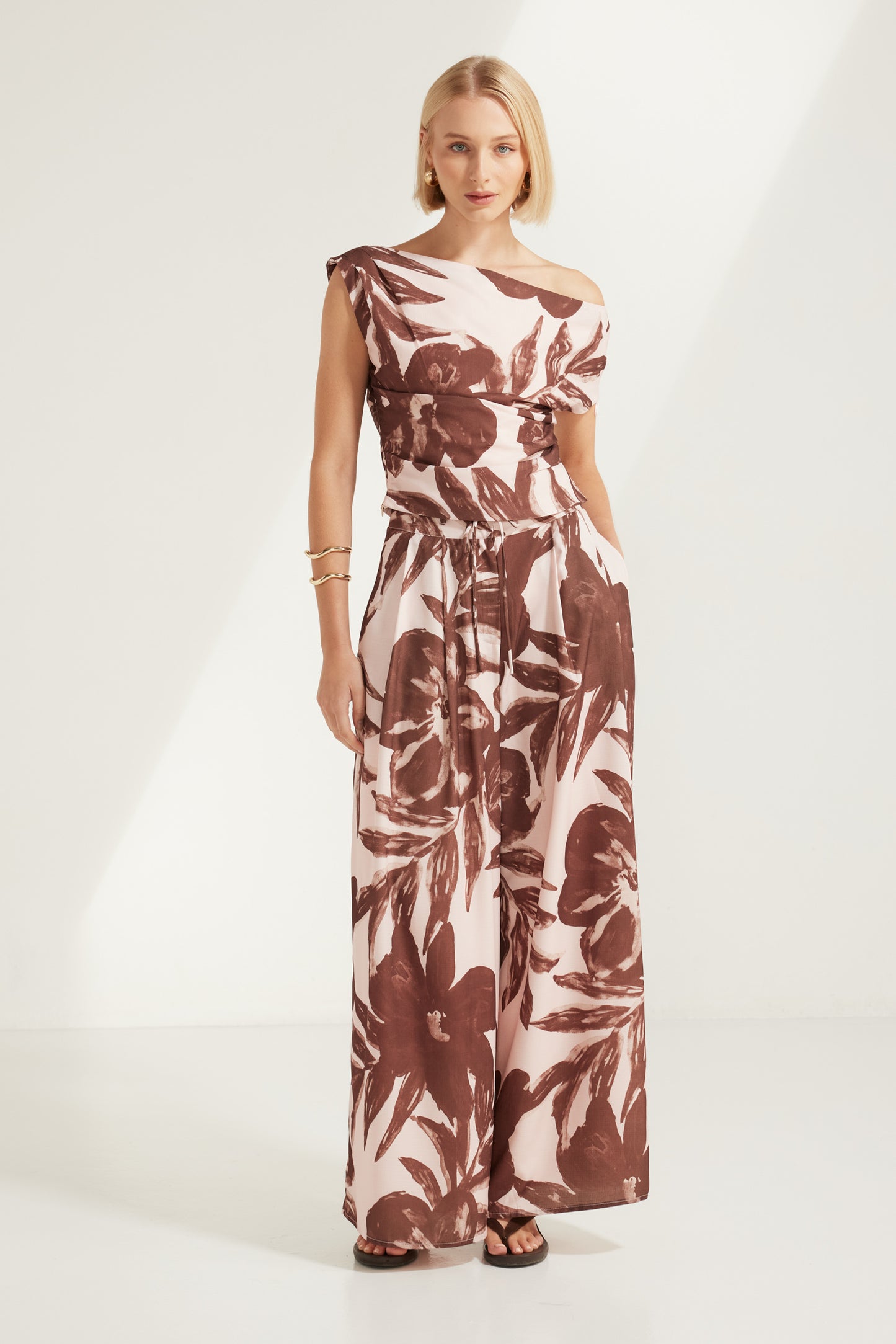 TW4902F Junia Print Off Shoulder Top in Pink/Choco. Australian women’s WHOLESALE TOPS. This is a Matching set come in sleeveless top and wide leg pant.