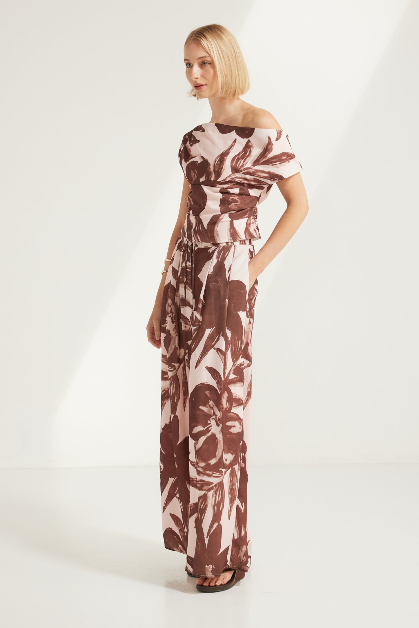 TW4902F Junia Print Off Shoulder Top in Pink/Choco. Australian women’s WHOLESALE TOPS. This is a Matching set come in sleeveless top and wide leg pant.