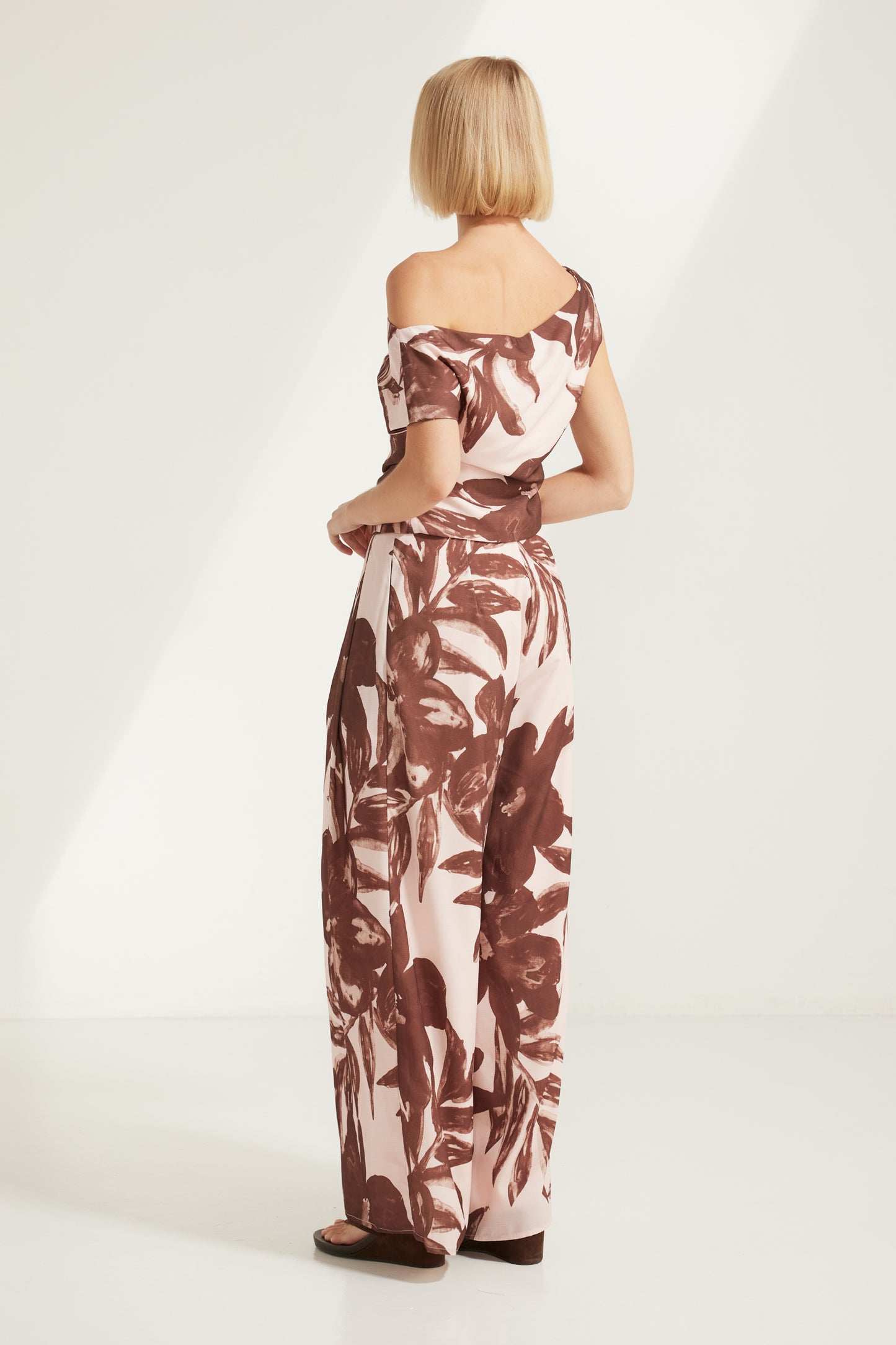 TW4902F Junia Print Off Shoulder Top in Pink/Choco. Australian women’s WHOLESALE TOPS. This is a Matching set come in sleeveless top and wide leg pant.