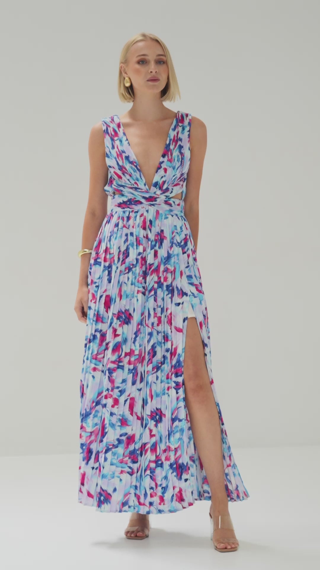TT9006 Laila Pleated wholesale Maxi Dress in Blue. Australian women’s fashion brand WHYTE VALENTYNE WHOLESALE FASHION COLLECTION. WHYTE VALENTYNE is a premium women's fashion label by Rosebullet The Label, offering elegant dresses, occasion wear, and refined separates for modern boutiques. Inspired by timeless romance and contemporary style, the collection features feminine silhouettes, elevated details, and sophisticated designs crafted for the modern woman.